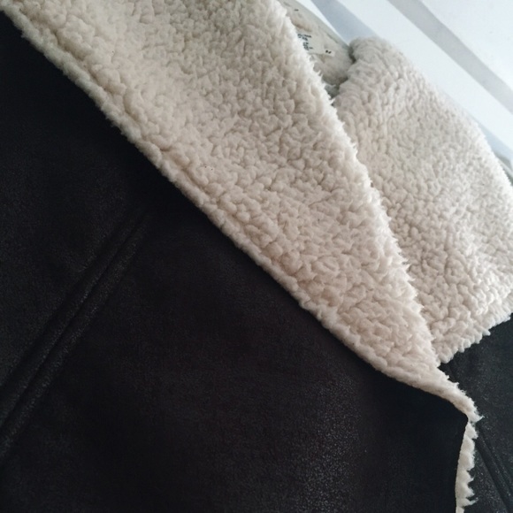 H&M Sherpa Lined Vest - Picture 3 of 3